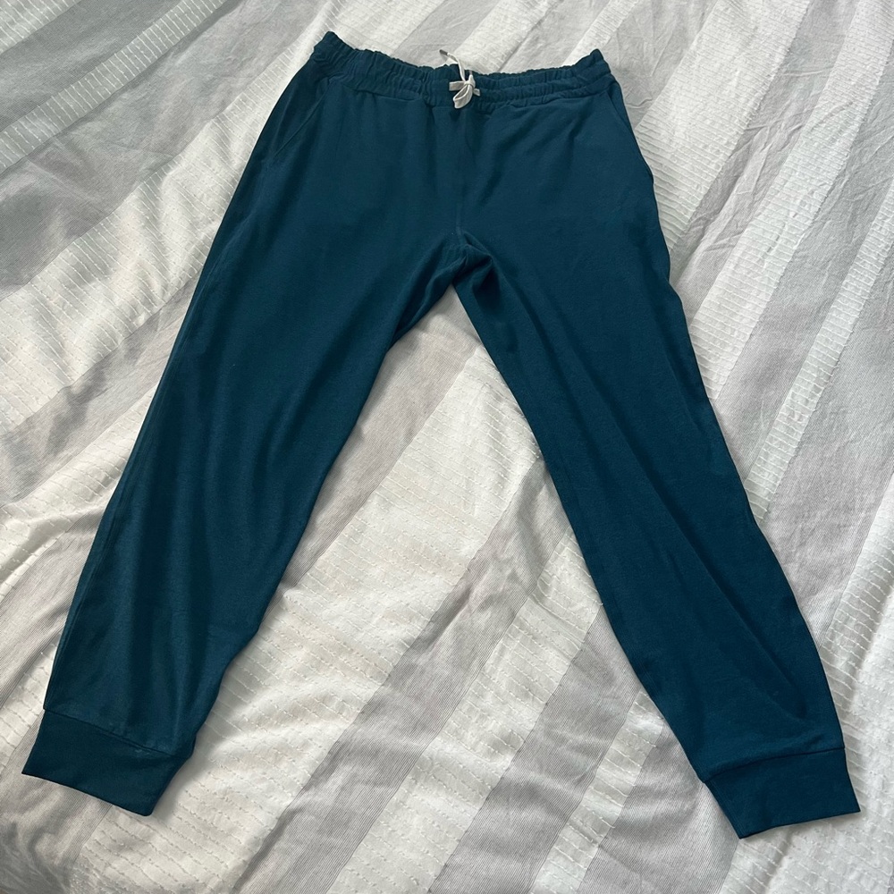 NWOT Vuori performance joggers Sz S